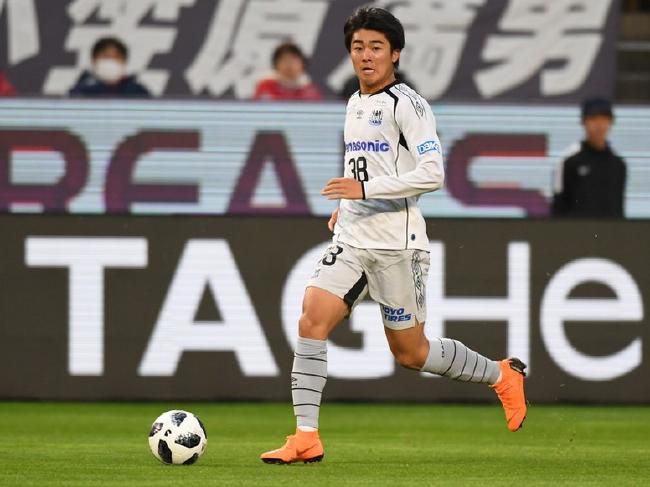 美女张开腿露出尿不湿