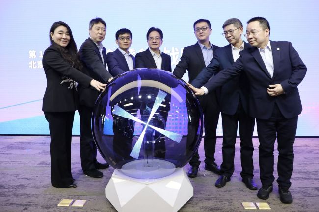 梦莹高潮三人睡一起